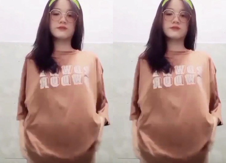 Bé nữ sinh thơ ngây xinh xắn và rất dâm