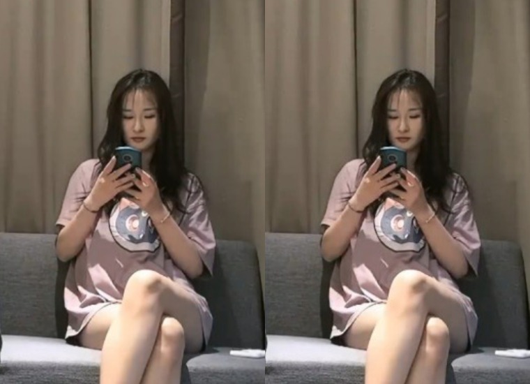Cô gái giống Liu Yifei bị địt trên sofa